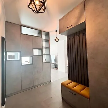 Central, Spacius Apartment. *